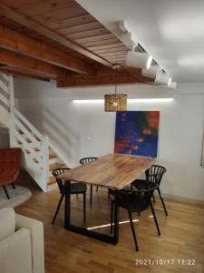 - une salle à manger avec une table et des chaises en bois dans l'établissement Bamboo I - tucasaenlospirineos, à Escarrilla