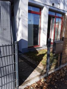 uma cerca em frente a um edifício com uma janela em Luxuriöse Wohnung mit eigenem Garten em Augsburg