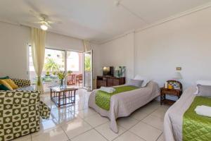 1 dormitorio con 1 cama y sala de estar con sofá en Apartemento Studio Chayofa Country Club, en Chayofa