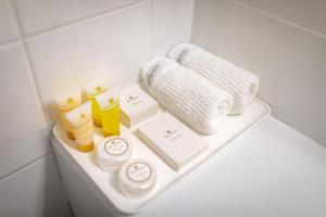 辛格尔顿Charbonnier Motor Inn的浴室内备有毛巾和其他物品的架子