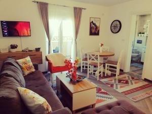 A television and/or entertainment centre at Apartman Lenka Zlatar
