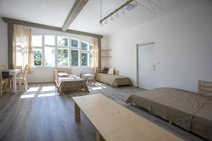 - une chambre avec 2 lits et une table dans l'établissement Chata Kopanina, à Klíčnov