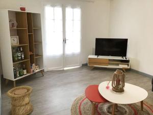 TV a/nebo společenská místnost v ubytování La Case Michou, calme et confort