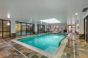 een groot zwembad in een gebouw bij Comfort Suites Near Potomac Mills in Woodbridge