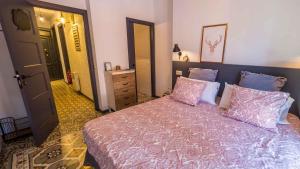 Postel nebo postele na pokoji v ubytování Groc Rooms