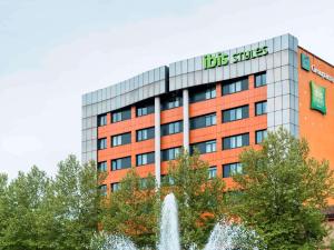 a building with a water fountain in front of it at ibis styles Albi Centre Le Theatro in Albi