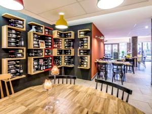 a wine tasting room with a table and chairs at ibis styles Albi Centre Le Theatro in Albi