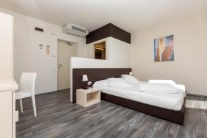 Katil atau katil-katil dalam bilik di Hotel Baia Azzurra - Lake Front