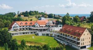 莱布尼茨Hotel Garni am Seggauberg的豪宅的空中景观