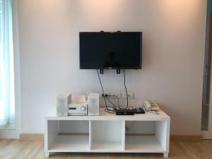 Телевизор и/или развлекательный центр в The sea condominium by Supitsa