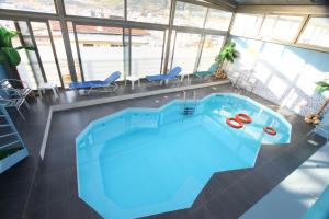 ein großer Whirlpool in einem großen Raum mit Fenstern in der Unterkunft Mantas Hotel in Loutraki