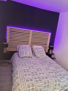 A bed or beds in a room at Les Hauts de Lastours