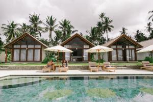 uma villa com piscina em frente a um resort em Palmterrace em Culik