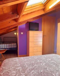 Katil atau katil-katil dalam bilik di HOSTAL Villa de Brulles