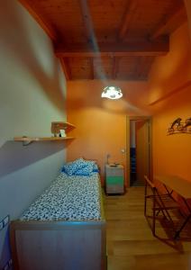 1 dormitorio con 1 cama en la esquina de una habitación en HOSTAL Villa de Brulles en Villadiego