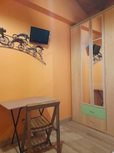 a room with a table and a glass cabinet at HOSTAL Villa de Brulles in Villadiego
