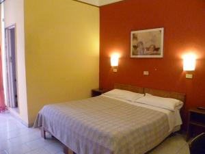 
A bed or beds in a room at Hotel Pensione Romeo
