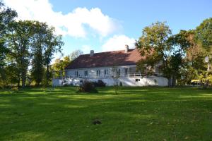 HaeskaにあるHaeska Manorの芝生の広い白い家