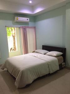מיטה או מיטות בחדר ב-โรงแรมบ้านสุวรรณา Baansuwanna Hotel