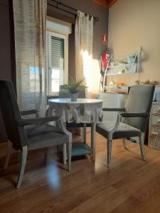 uma sala de jantar com uma mesa branca e cadeiras em HOSTAL Villa de Brulles em Villadiego