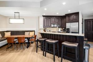 ビーバークリークにあるHighlands Westview 202 condoのテーブルと椅子のあるキッチンとダイニングルーム +29枚の写真