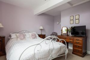 Säng eller sängar i ett rum på Bramble Cottage is a wonderful country cottage in the village of Hetton