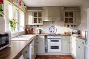 Ett kök eller pentry på Bramble Cottage is a wonderful country cottage in the village of Hetton