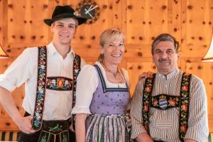 un hombre y una mujer posando para una foto en Alpenhof Krün, en Krün