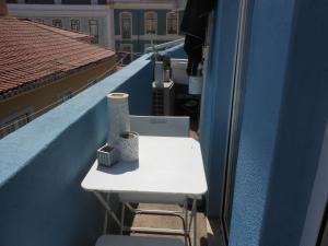 里斯本的住宿－Just Like Home，阳台上的小白色桌子和椅子