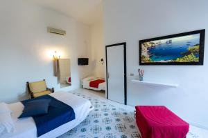 Postel nebo postele na pokoji v ubytování Hotel Vietri Coast + 37 fotografií