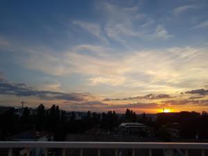 una vista sul tramonto dal balcone di un edificio di The Roses - Delizioso attico su 2 livelli zona Palacongressi a Rimini