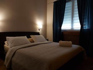 A bed or beds in a room at I Tre marchi Rooms / Camera Mare