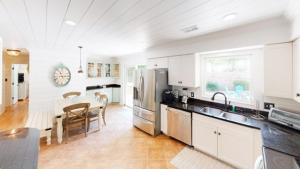 een keuken met een tafel en een eetkamer bij Beach Blossom - Bright, Updated Unit with Hot Tub on Patio in Hilton Head Island