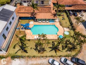 an overhead view of a swimming pool with palm trees at Pousada das Estrelas Atibaia in Atibaia