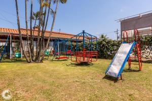 um parque infantil com um escorrega num quintal em Pousada das Estrelas Atibaia em Atibaia