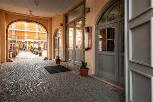 a building with a door and a courtyard with potted plants at Hotel Erbenhof in Weimar