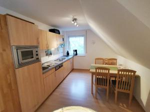 eine Küche mit Tisch und ein Esszimmer in der Unterkunft Karimea in Zingst