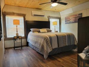 Schlafzimmer mit einem Bett und einem Deckenventilator in der Unterkunft Little House by the Pond in Oneida
