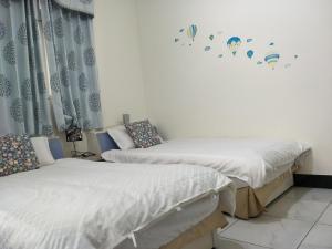 Letto o letti in una camera di 豪鵬遊民宿2館