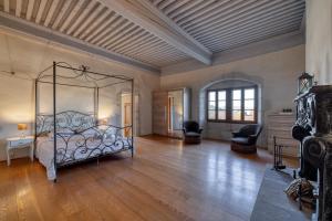 a bedroom with a metal bed in a room at Le Domaine du Château in Seynod