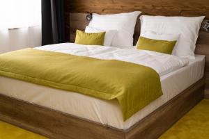 Postel nebo postele na pokoji v ubytování Hotel Kristály Konferencia & Wellness