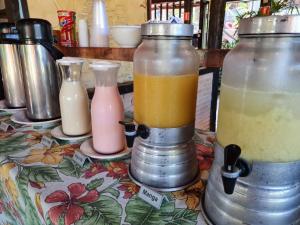 una mesa cubierta con botellas de zumo y bebidas en Pousada Por do Sol, en Ilhabela
