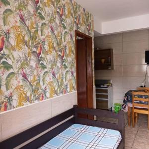 um quarto com uma parede com papel de parede de pássaros em Pousada Recanto do Norte em Florianópolis