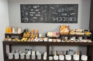 eine Bäckerei mit einer Tafel an der Wand mit Essen in der Unterkunft Holiday Inn Montevideo, an IHG Hotel in Montevideo