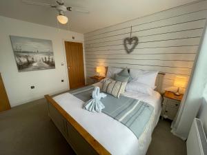 Un pat sau paturi într-o cameră la WHITBY-CAPTAINS HOUSE WHITBY - 4 bed Luxury Holiday Home