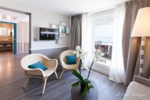 TV a/nebo společenská místnost v ubytování Hôtel Le B d'Arcachon by Inwood Hotels