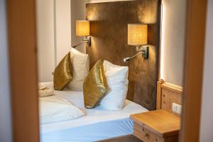 Letto o letti in una camera di Naturhotel Hüttenwirt im Grossarltal