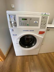 a washer and dryer in a room at Albergue Jakue in Puente la Reina