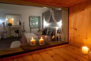 1 dormitorio con 1 cama con velas en el espejo en Le Mura Luxury Room ROOM & PERSONAL SPA, en Castiglion Fiorentino