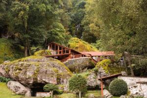 una casa de madera sobre algunas rocas en Hotel El Paraiso, en Mineral del Chico